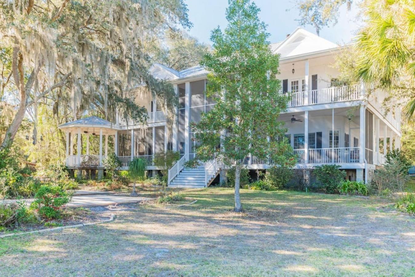 Fern Oaks Estate 15 Acres sleeps 30 view 4