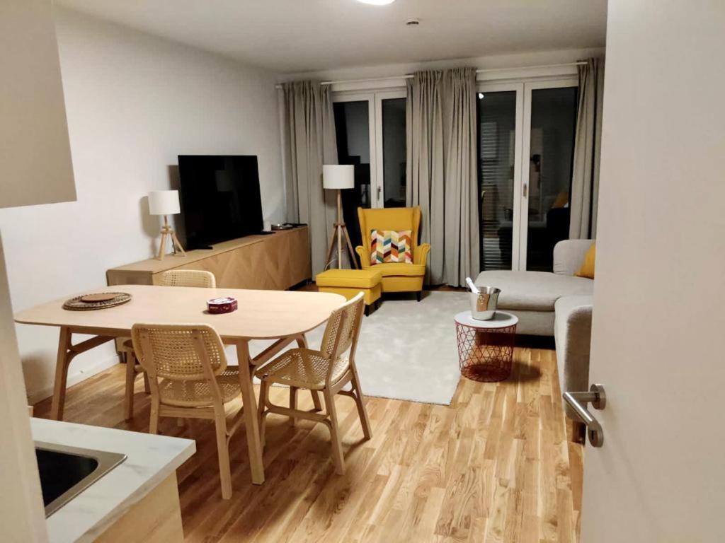 Neue stillvolle Wohnung im Steinbach Palais, ideale Lage