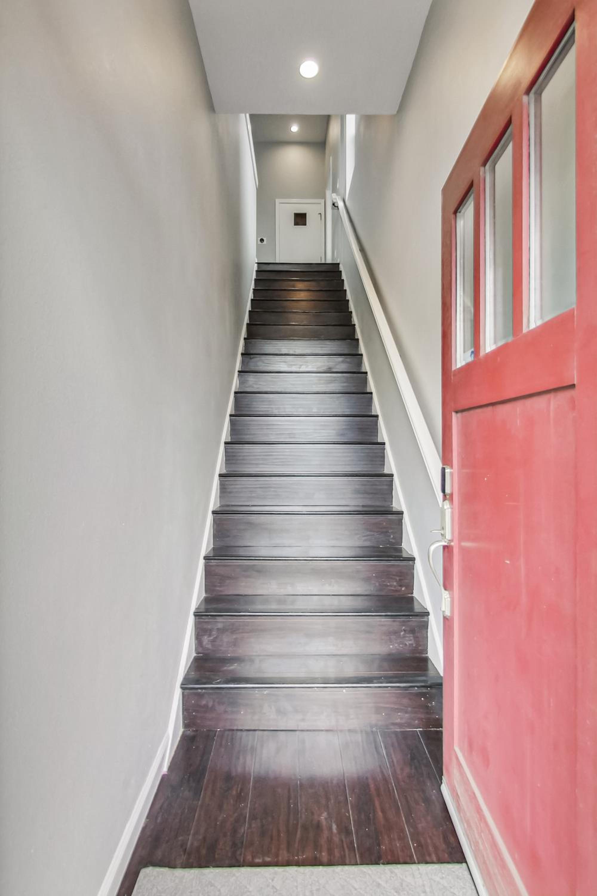 West Oakland 3br2ba top floor flat ideal for bus view 3
