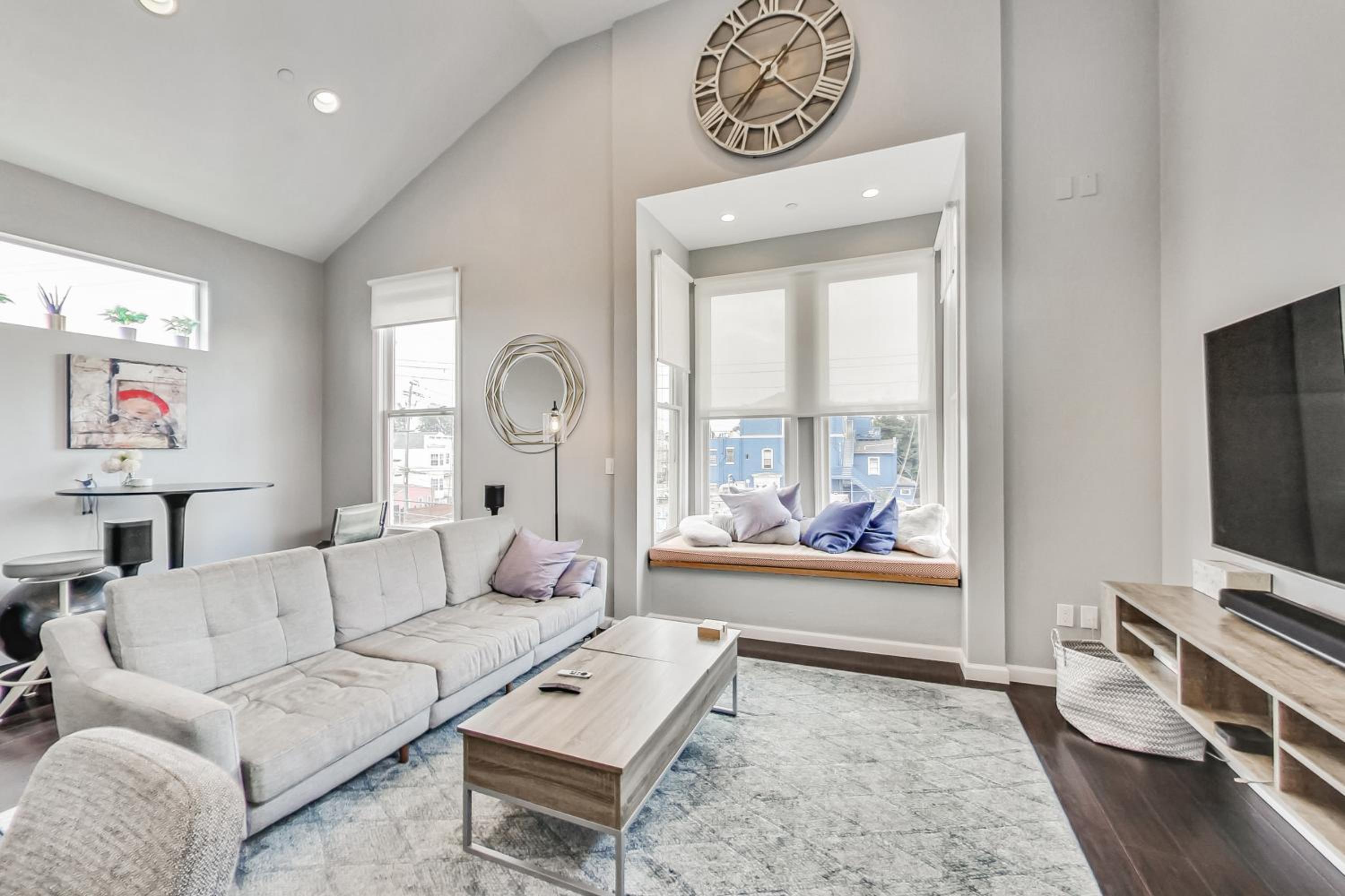 West Oakland 3br2ba top floor flat ideal for bus view 4