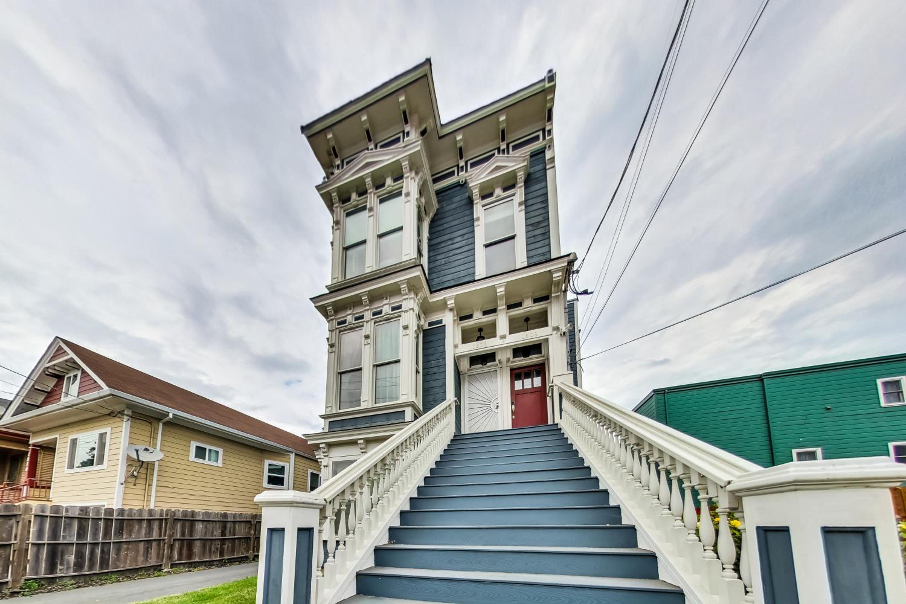 West Oakland 3br2ba top floor flat ideal for bus view 2