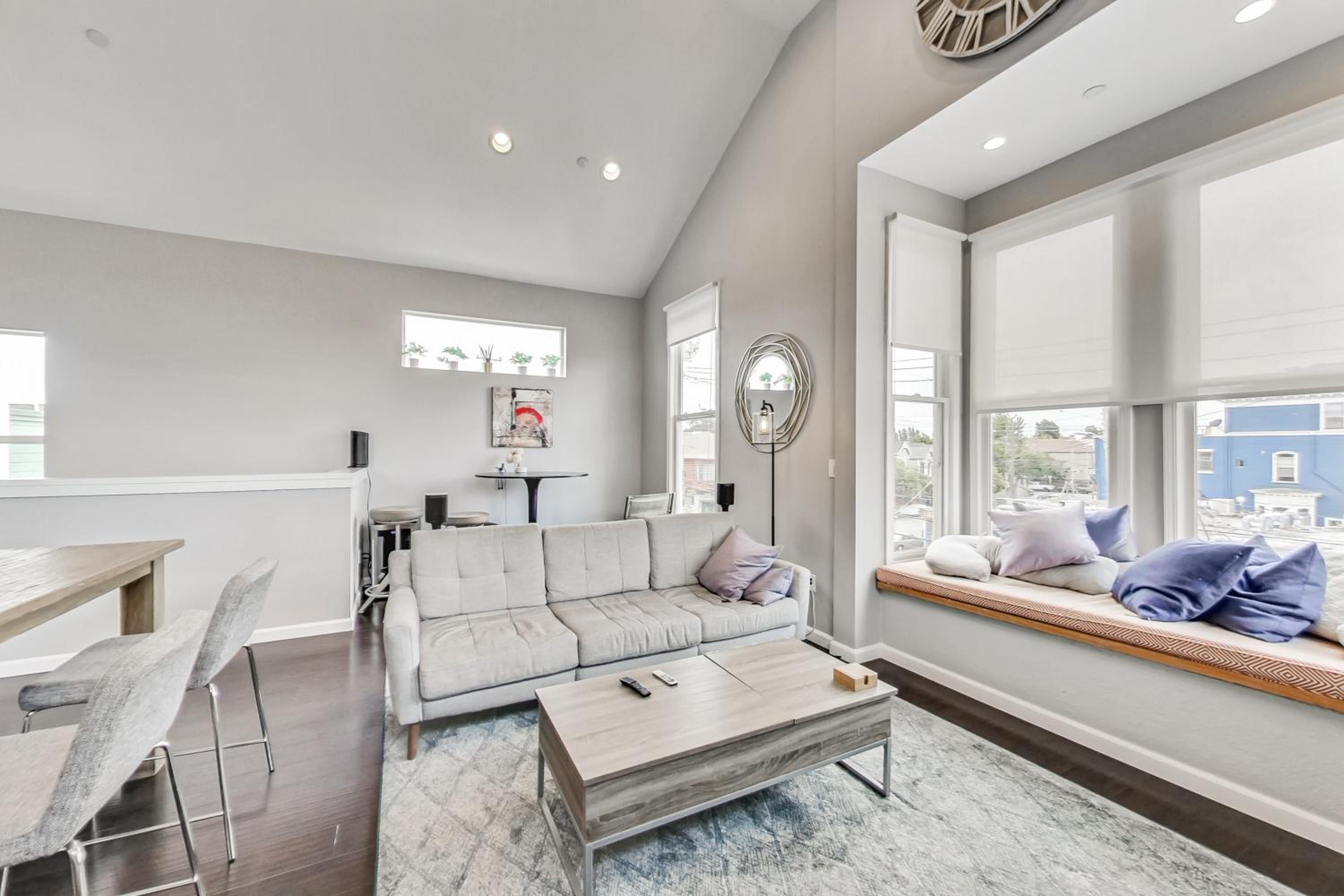 West Oakland 3br2ba top floor flat ideal for bus view 5