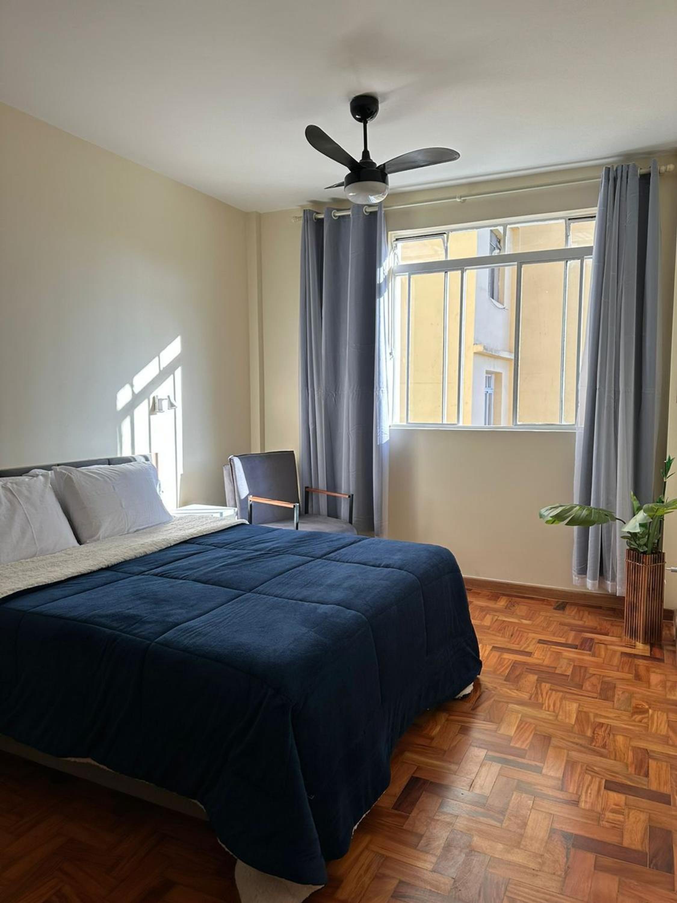 Prédio central com apartamentos reformados