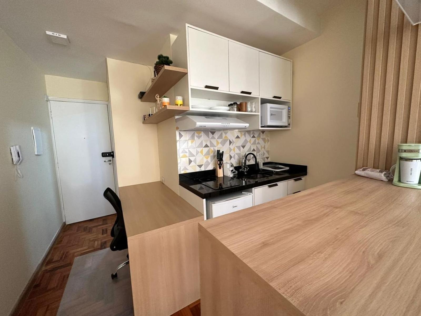 Prédio central com apartamentos reformados
