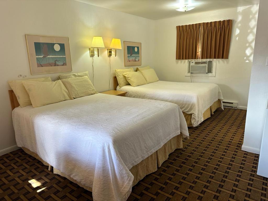 Ski's Western Motel