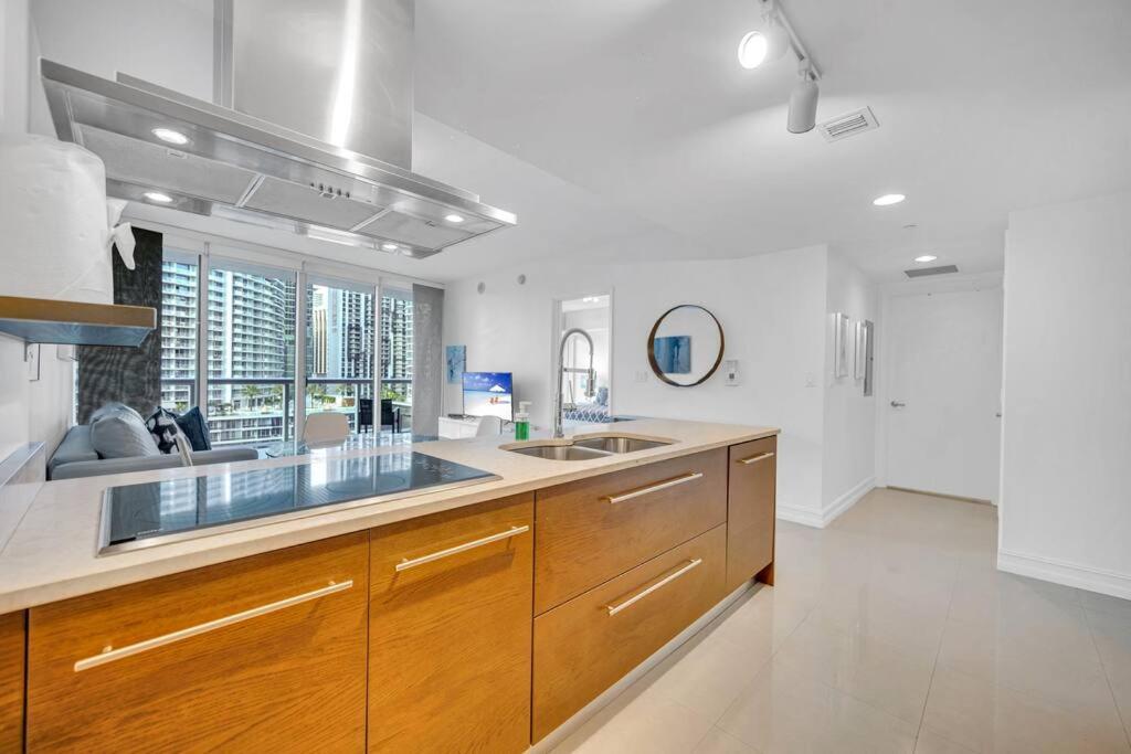 Gorgeous Bay & City view condo in Brickell with Free SPA