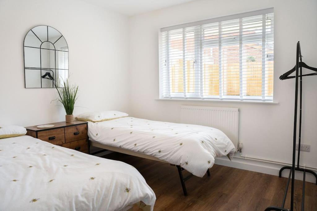 Modern 2 bedroom Bungalow near Bath