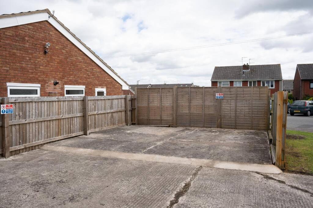 Modern 2 bedroom Bungalow near Bath