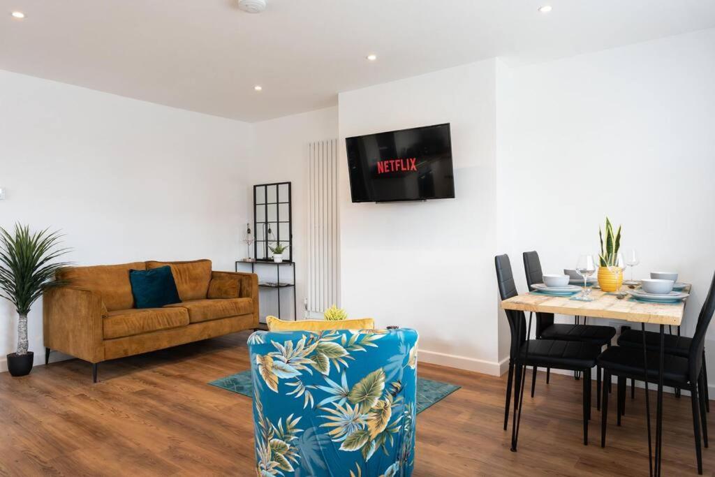 Modern 2 bedroom Bungalow near Bath