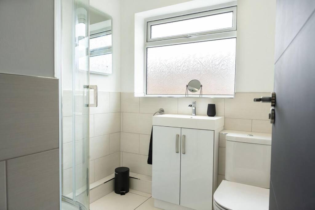 Modern 2 bedroom Bungalow near Bath