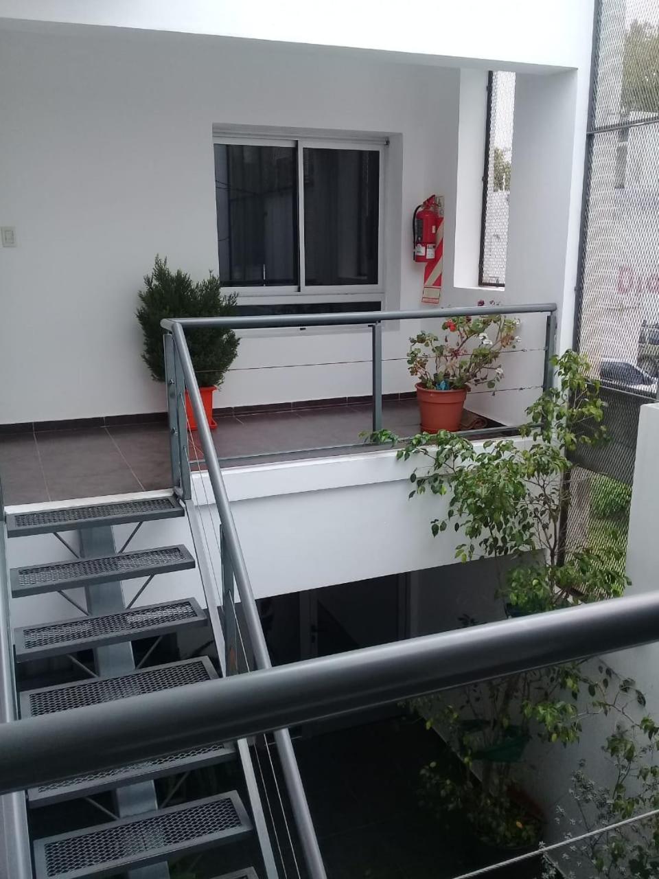 Departamento centrico monoambiente 1er piso nuevo sencillo Av Belgrano D5