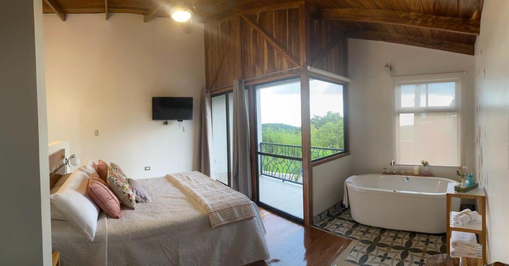Villas Flakis, Luna