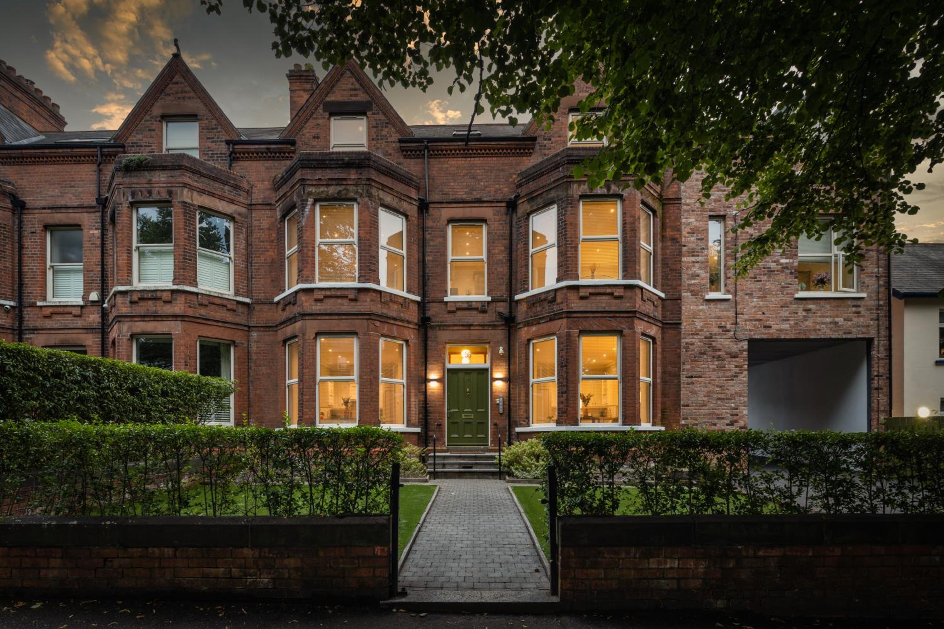5 Star - The Ulsterville Residences - Free On-site Parking