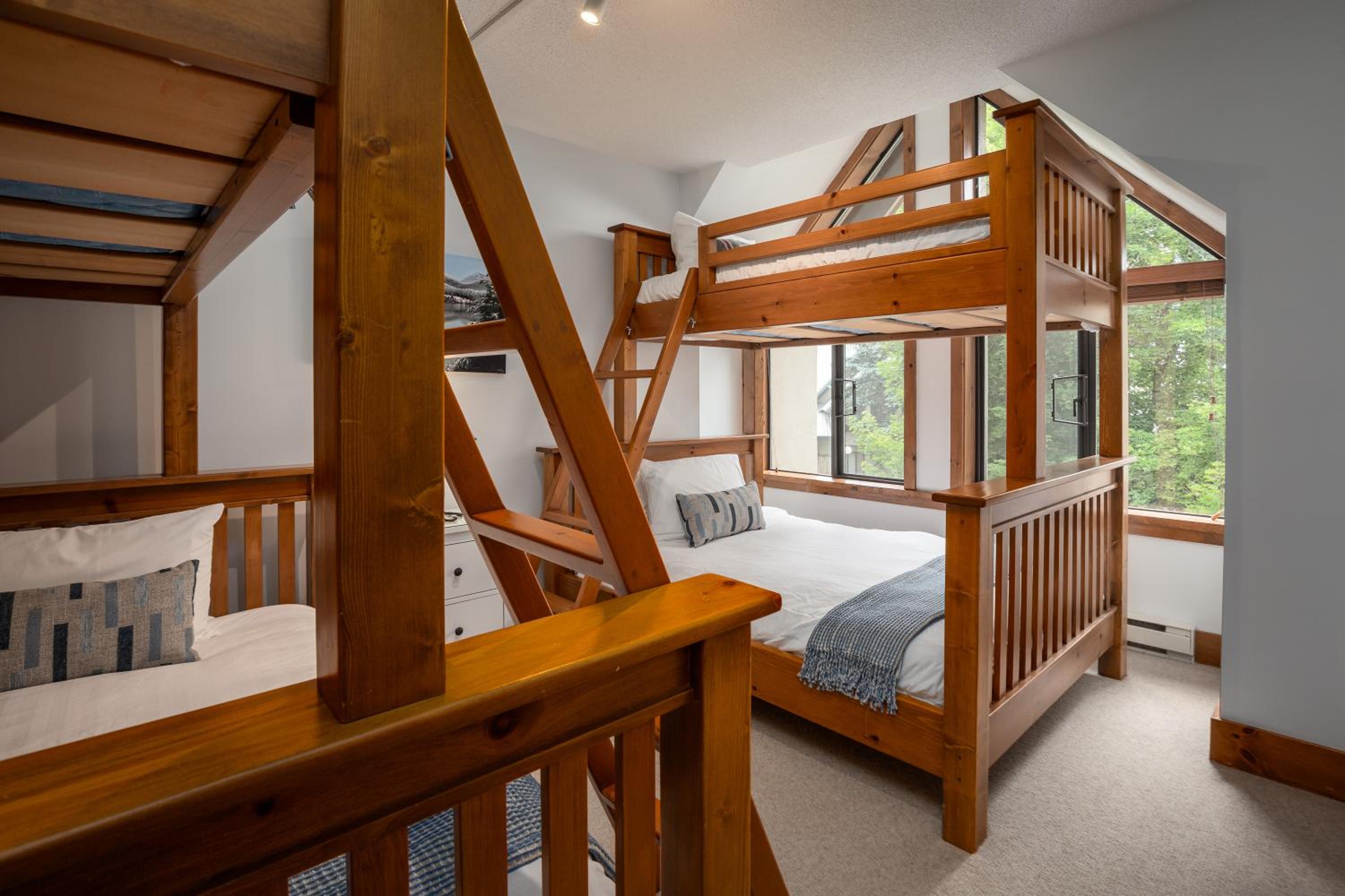 3BR in Snowberry, King Bed, Wood Burning Fireplace, Large Kitchen, Near Gondola