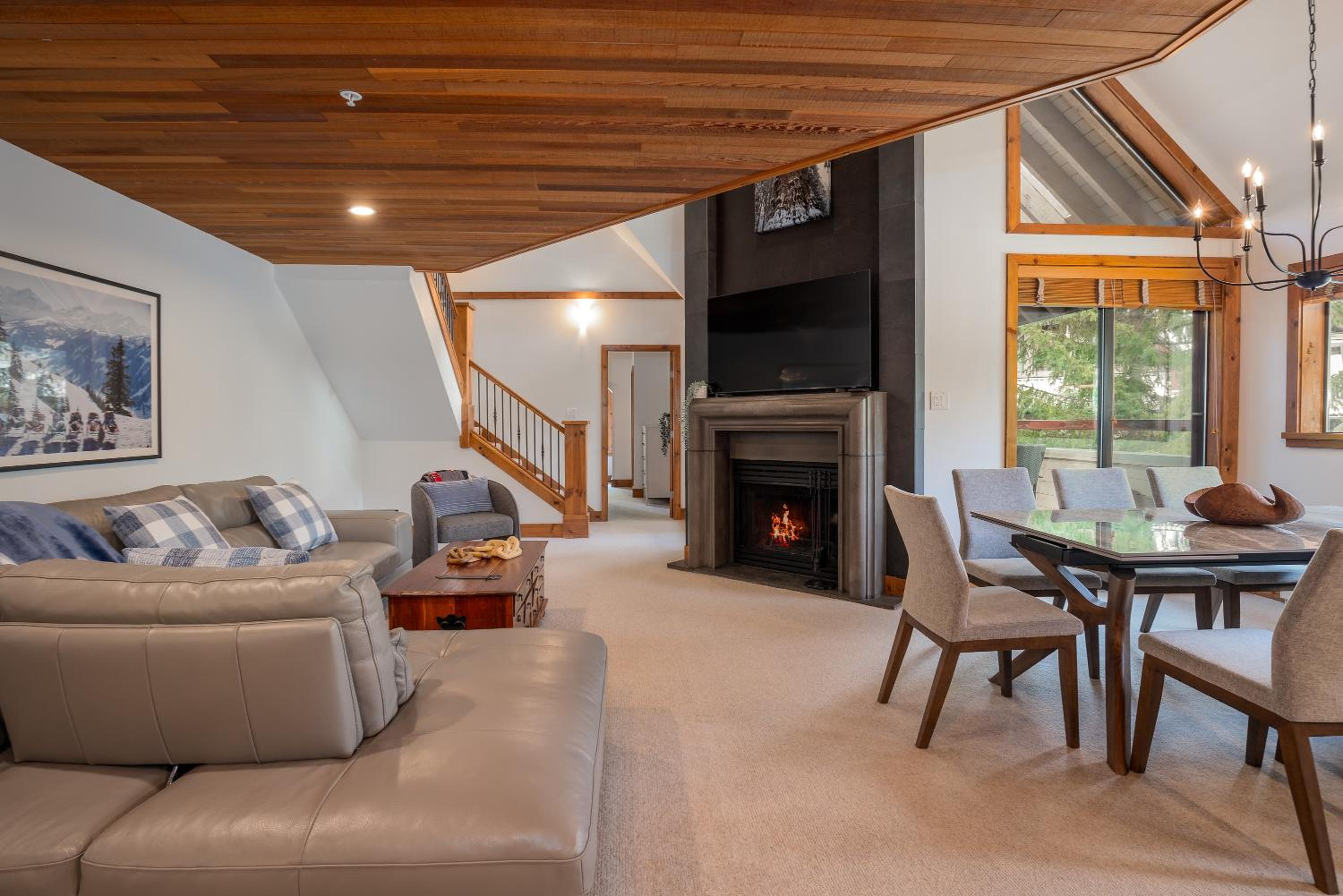3BR in Snowberry, King Bed, Wood Burning Fireplace, Large Kitchen, Near Gondola