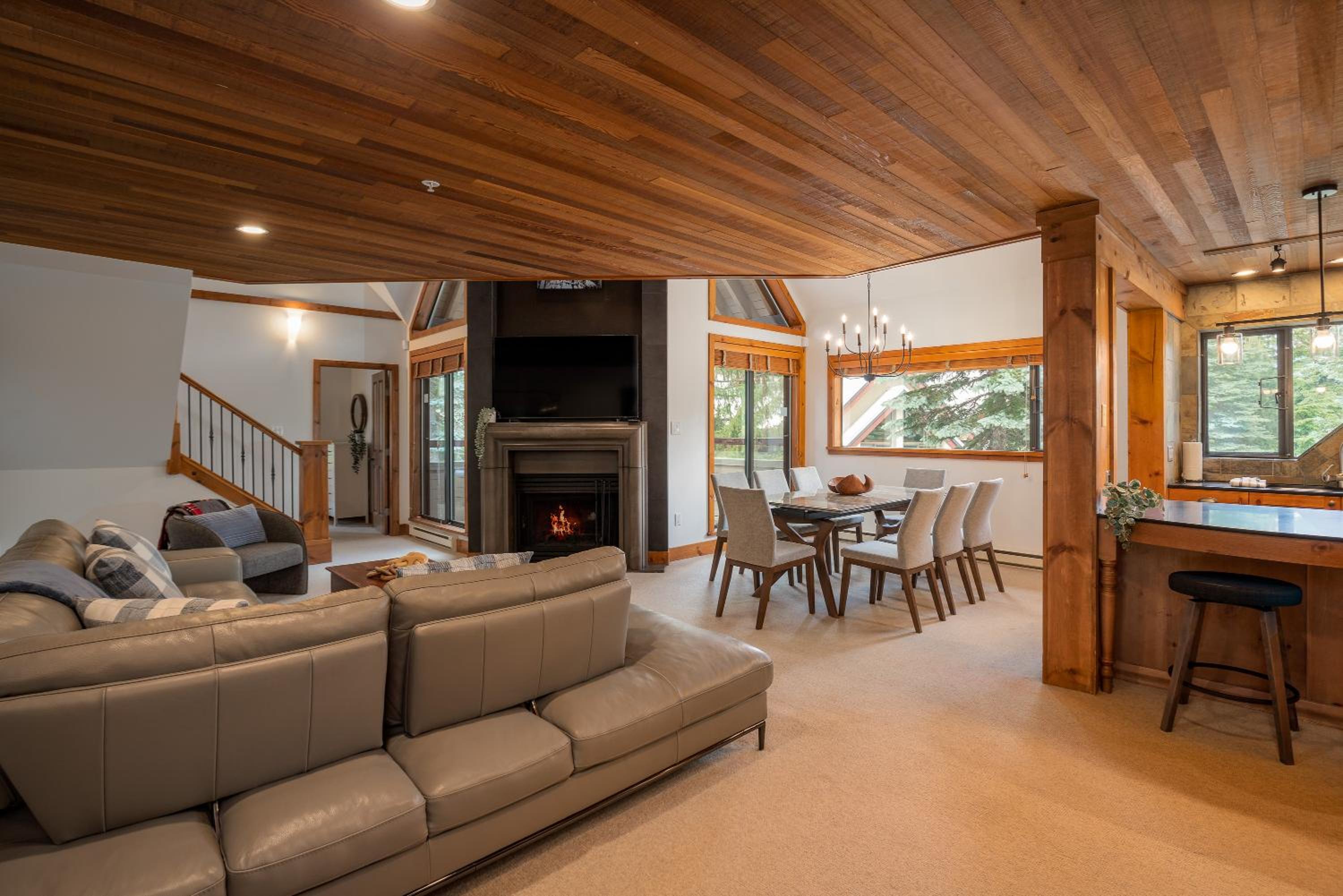 3BR in Snowberry, King Bed, Wood Burning Fireplace, Large Kitchen, Near Gondola
