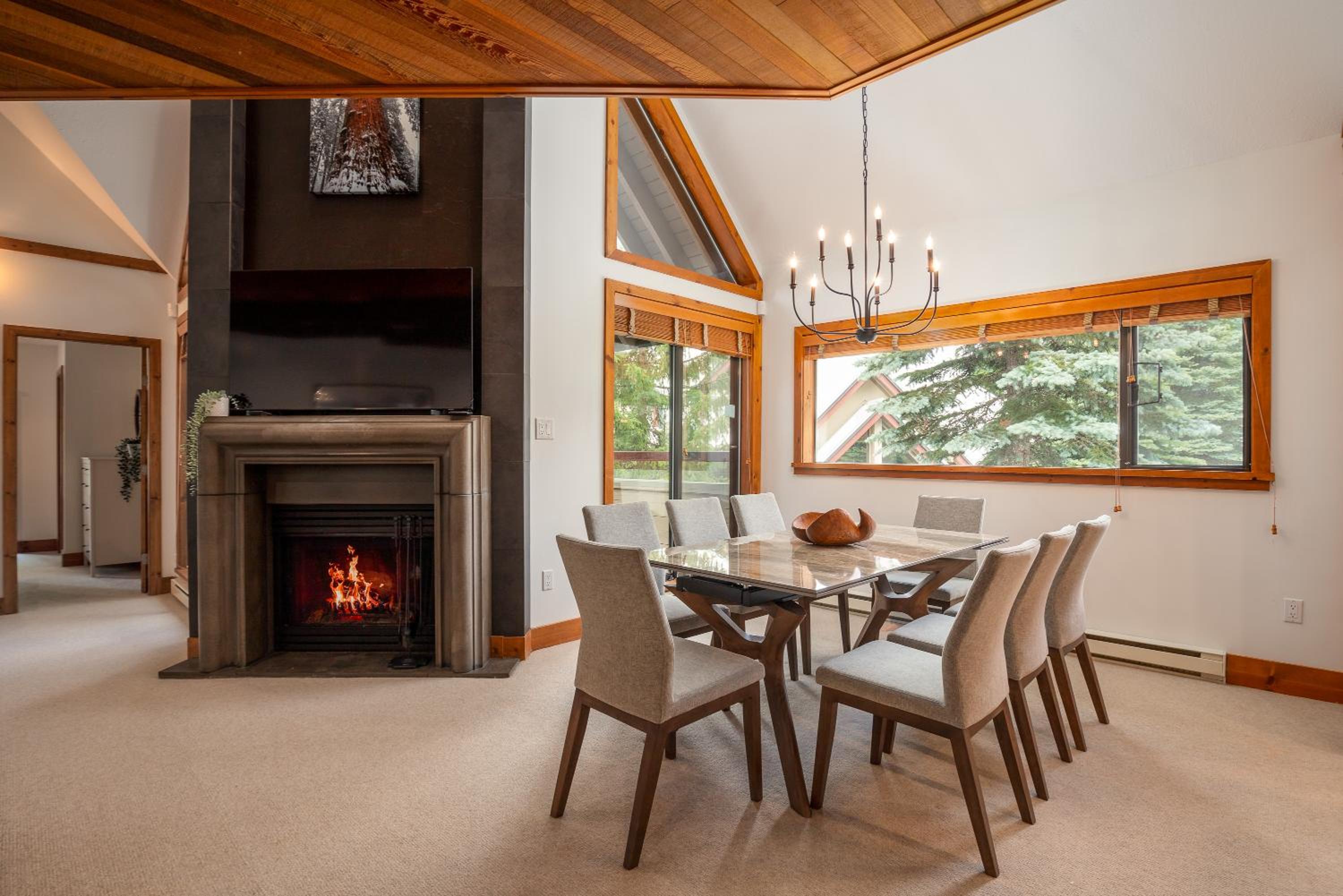 3BR in Snowberry, King Bed, Wood Burning Fireplace, Large Kitchen, Near Gondola