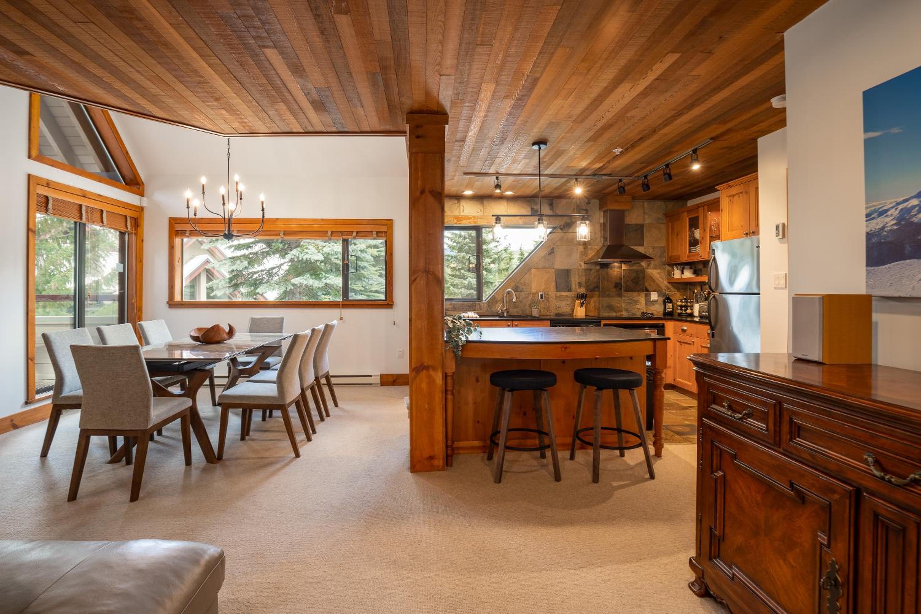 3BR in Snowberry, King Bed, Wood Burning Fireplace, Large Kitchen, Near Gondola