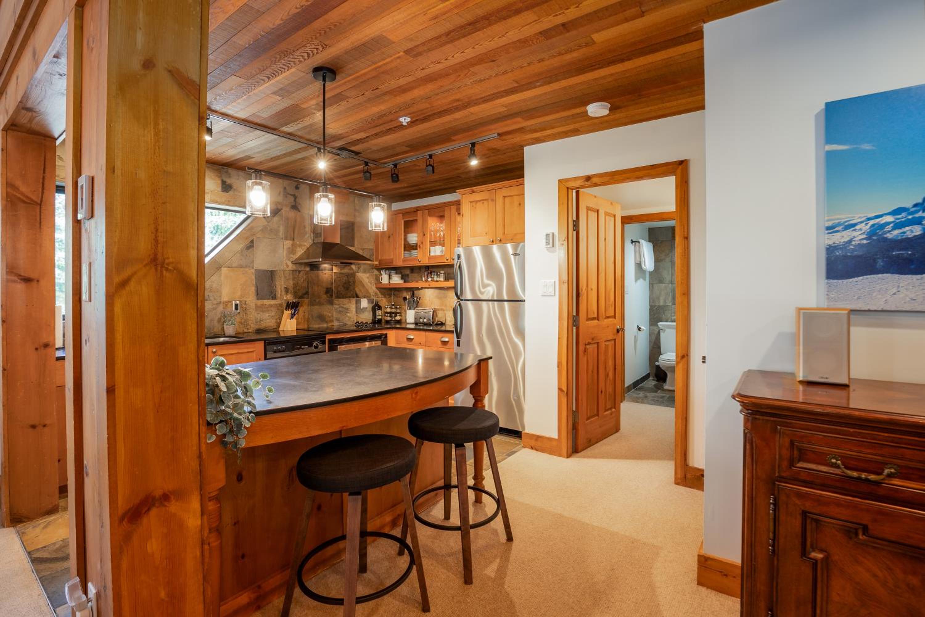 3BR in Snowberry, King Bed, Wood Burning Fireplace, Large Kitchen, Near Gondola