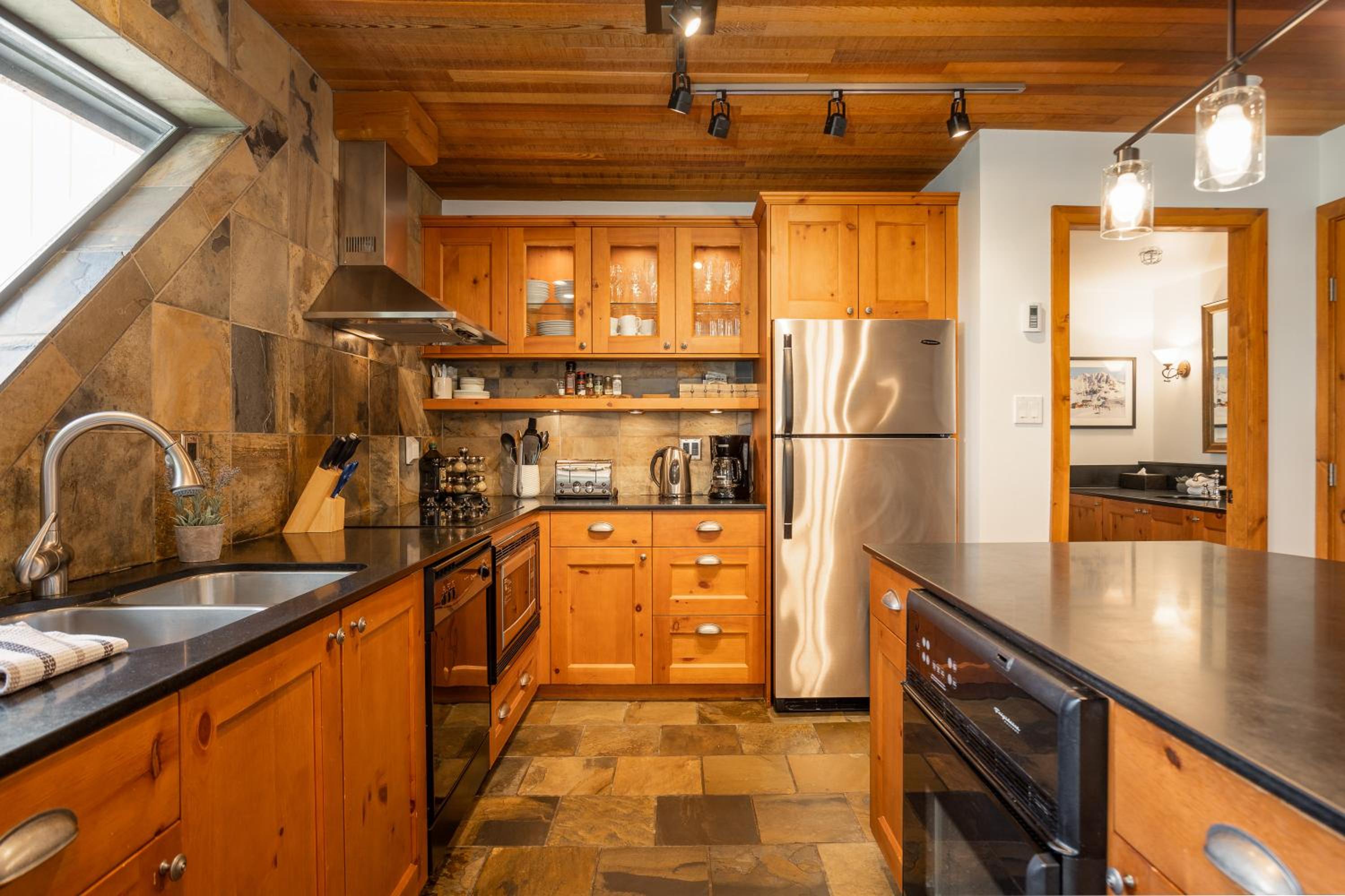 3BR in Snowberry, King Bed, Wood Burning Fireplace, Large Kitchen, Near Gondola