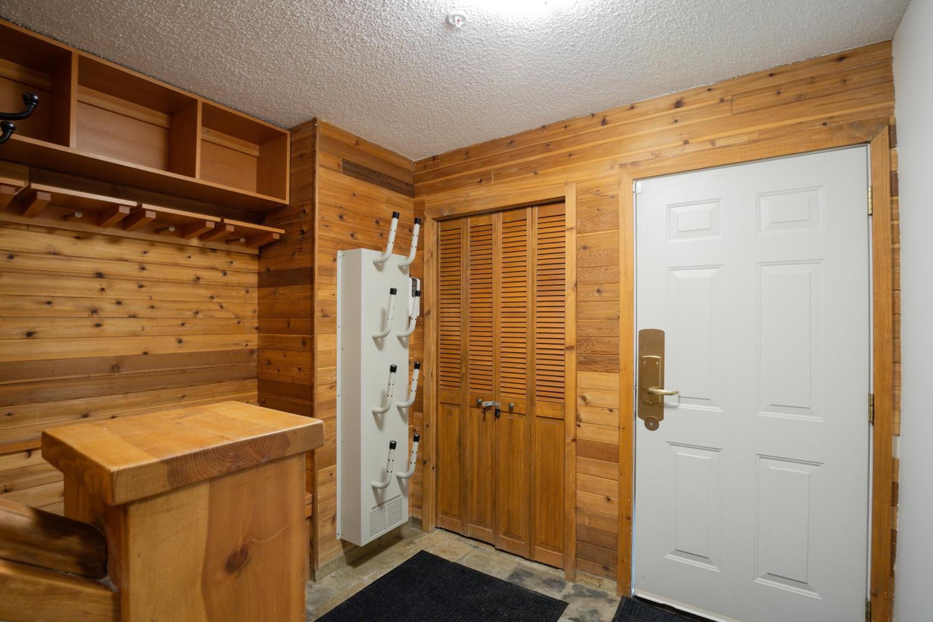 3BR in Snowberry, King Bed, Wood Burning Fireplace, Large Kitchen, Near Gondola
