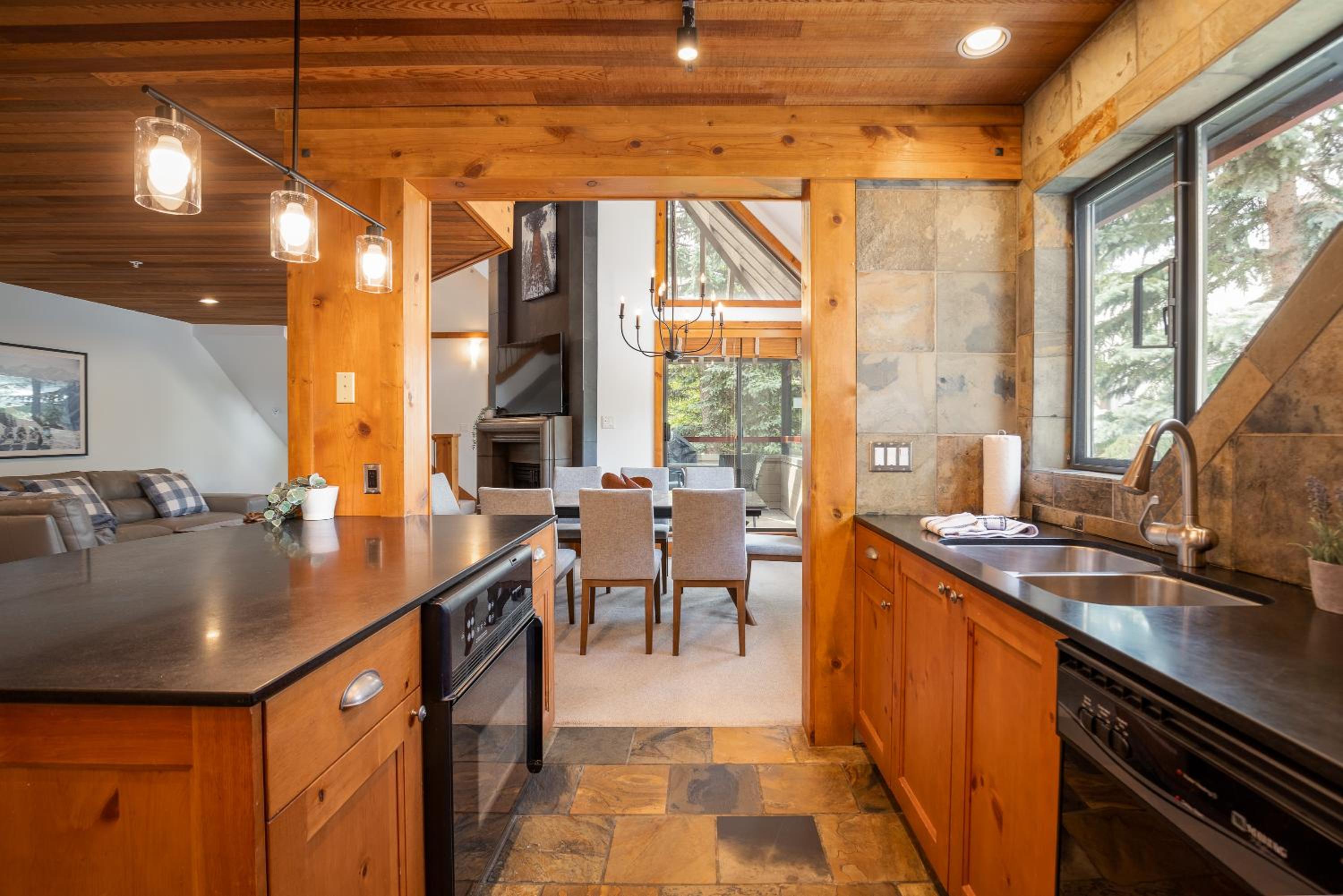 3BR in Snowberry, King Bed, Wood Burning Fireplace, Large Kitchen, Near Gondola