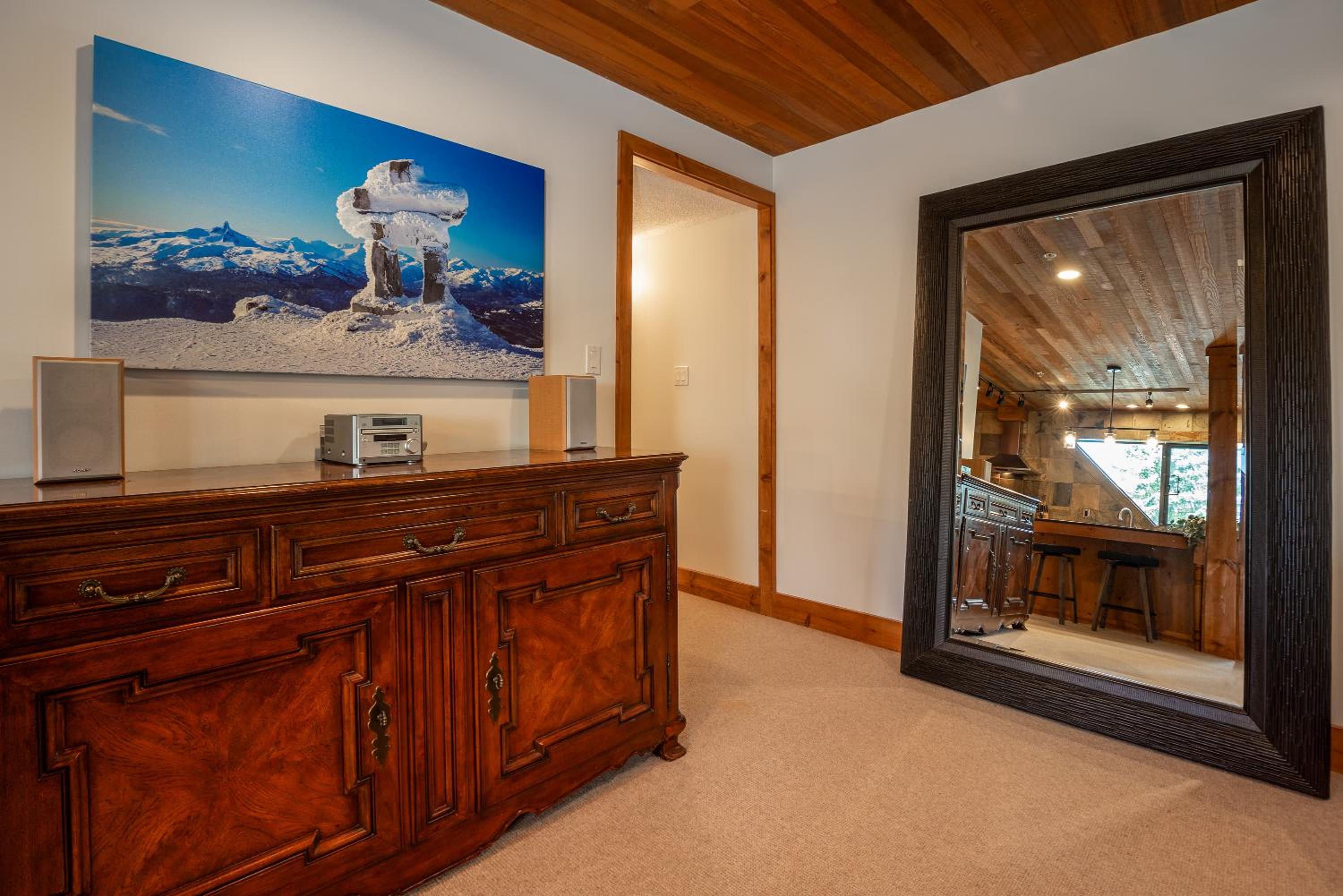 3BR in Snowberry, King Bed, Wood Burning Fireplace, Large Kitchen, Near Gondola