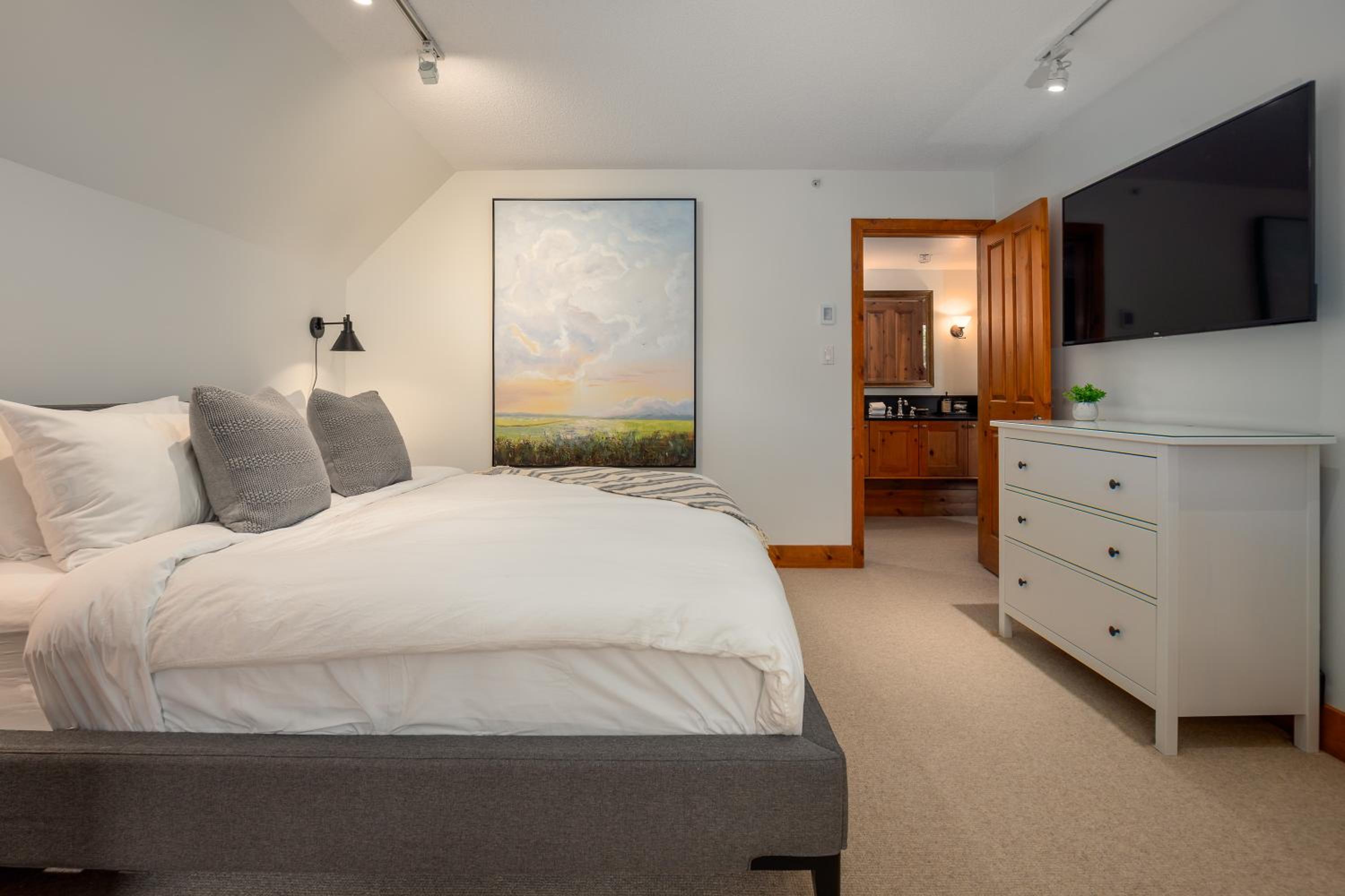 3BR in Snowberry, King Bed, Wood Burning Fireplace, Large Kitchen, Near Gondola