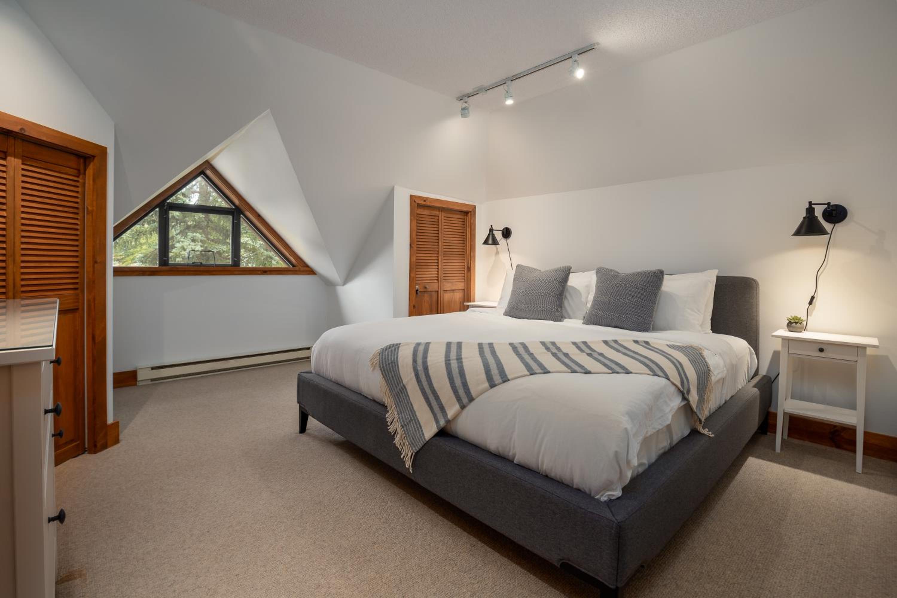 3BR in Snowberry, King Bed, Wood Burning Fireplace, Large Kitchen, Near Gondola