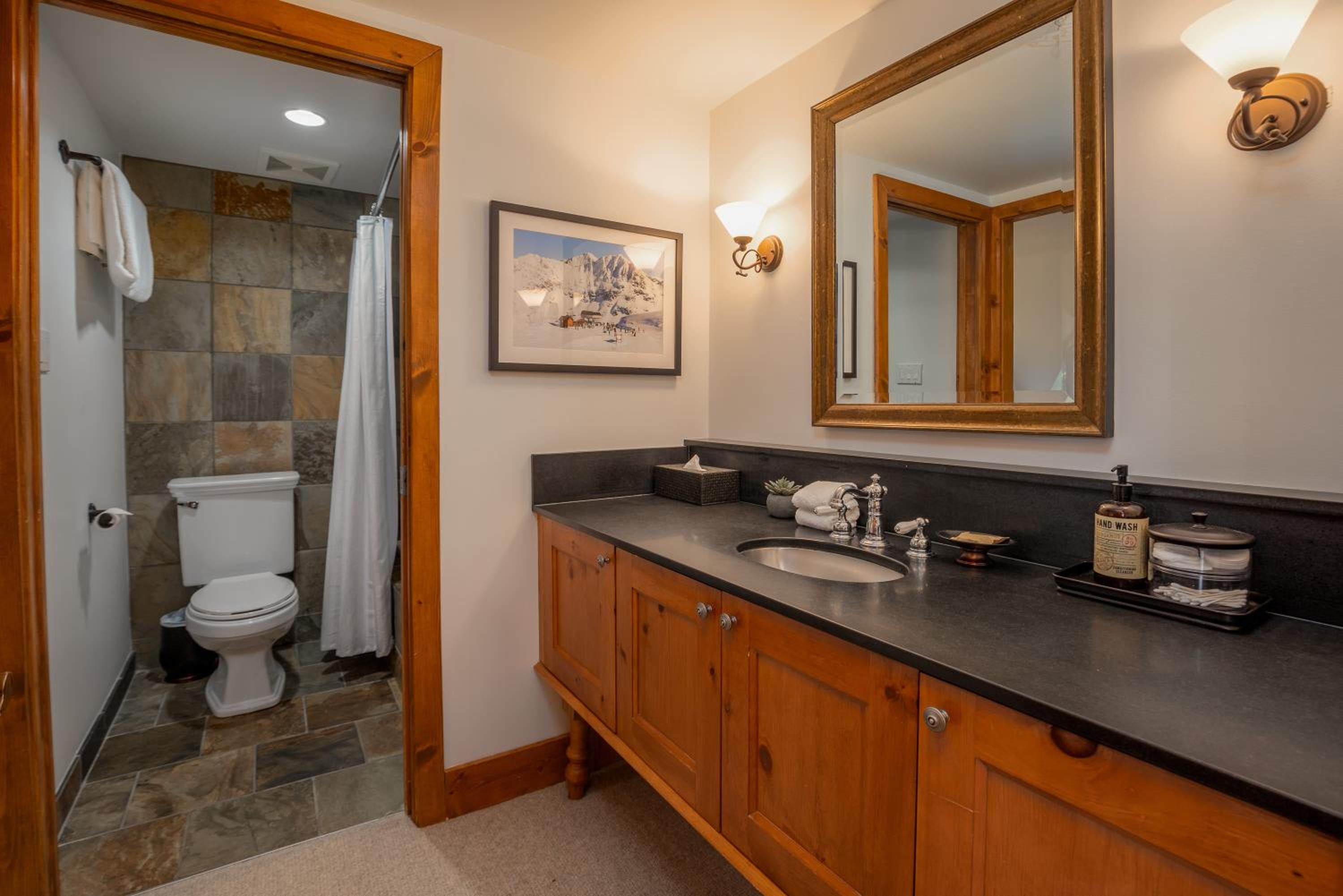 3BR in Snowberry, King Bed, Wood Burning Fireplace, Large Kitchen, Near Gondola
