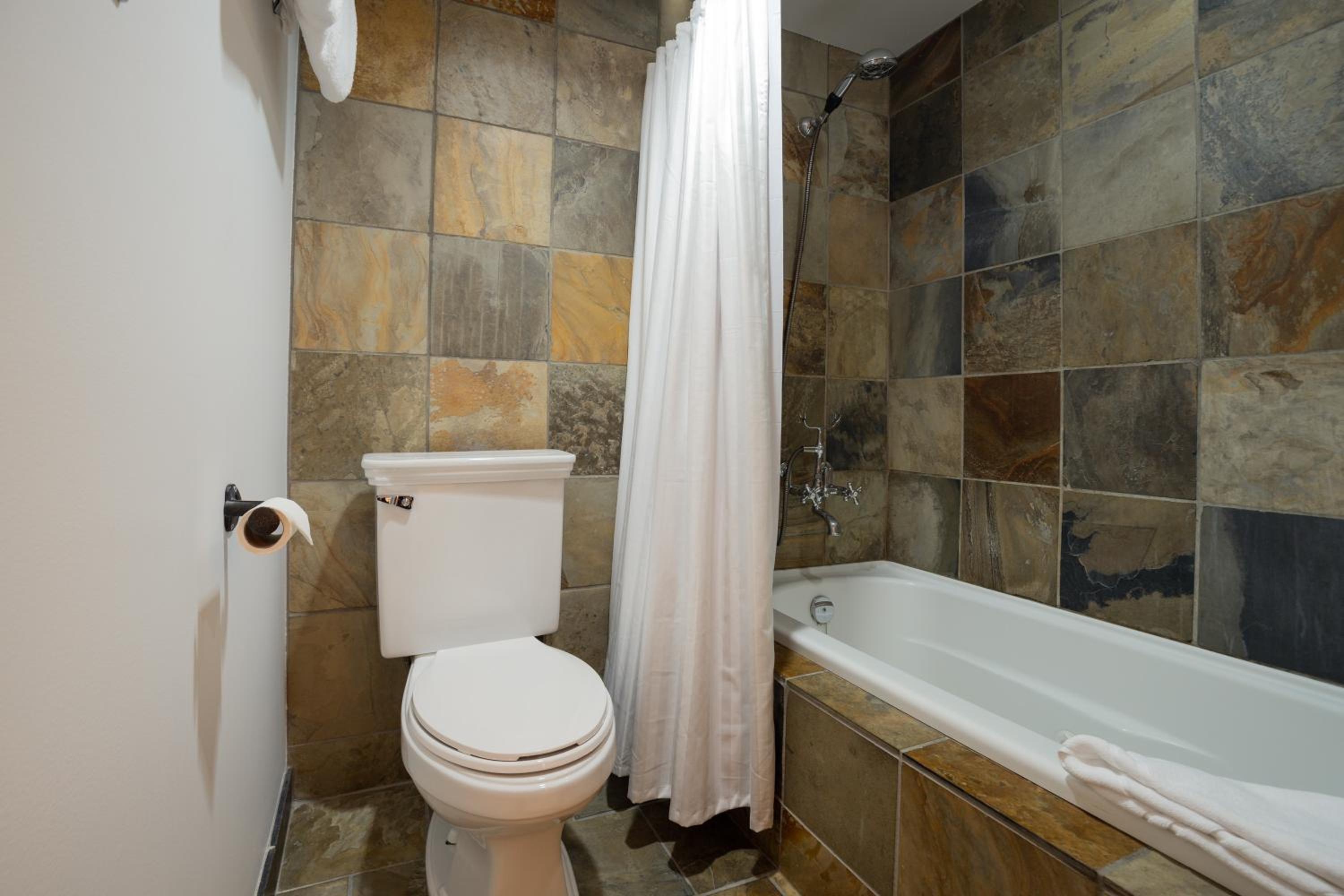 3BR in Snowberry, King Bed, Wood Burning Fireplace, Large Kitchen, Near Gondola