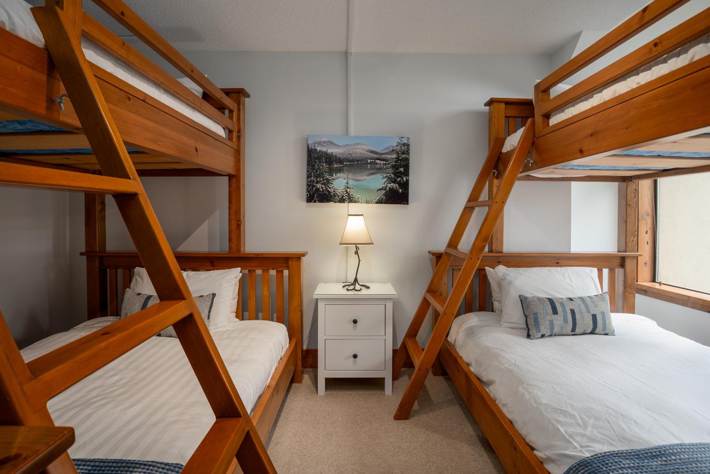 3BR in Snowberry, King Bed, Wood Burning Fireplace, Large Kitchen, Near Gondola