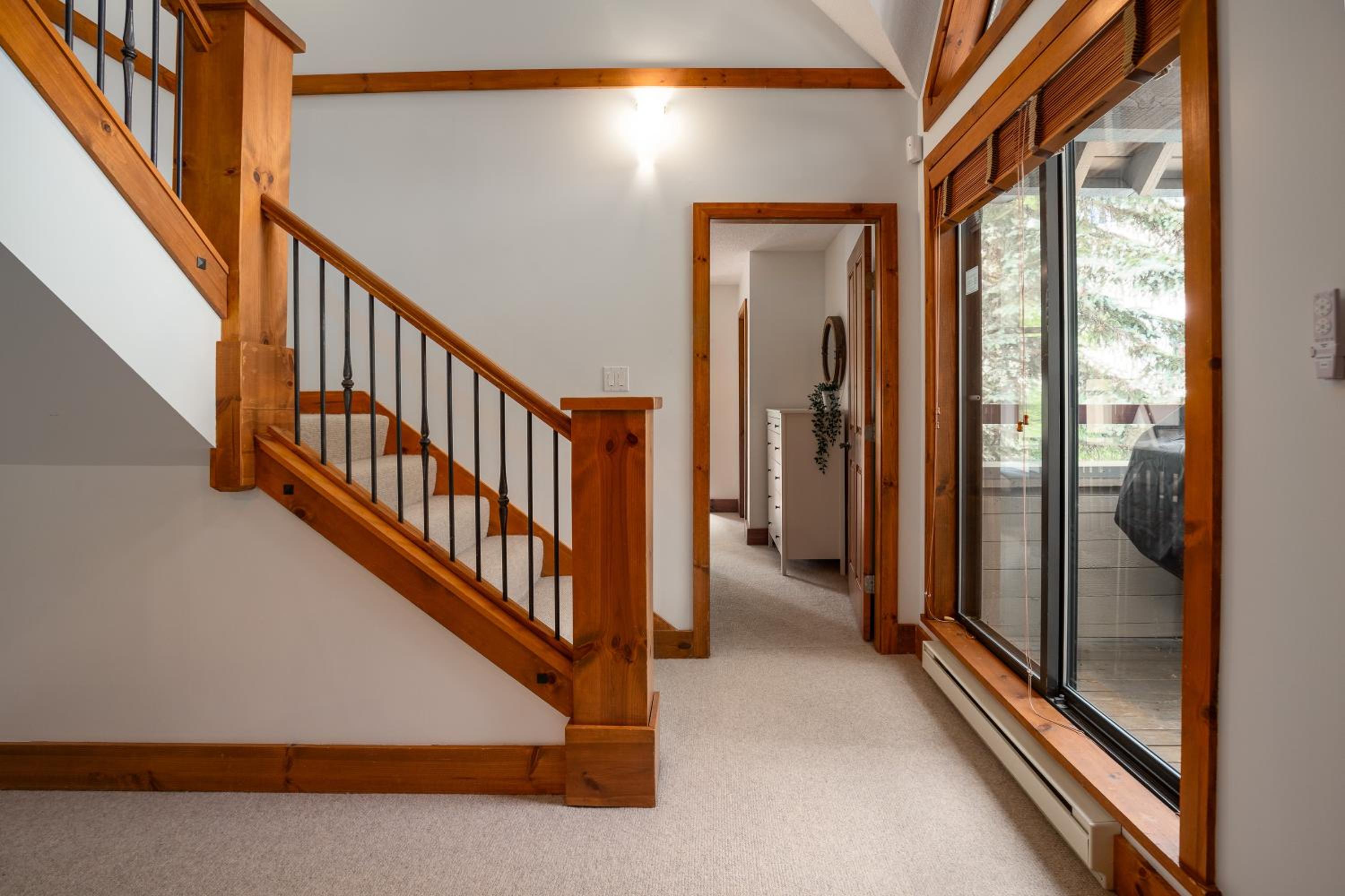 3BR in Snowberry, King Bed, Wood Burning Fireplace, Large Kitchen, Near Gondola