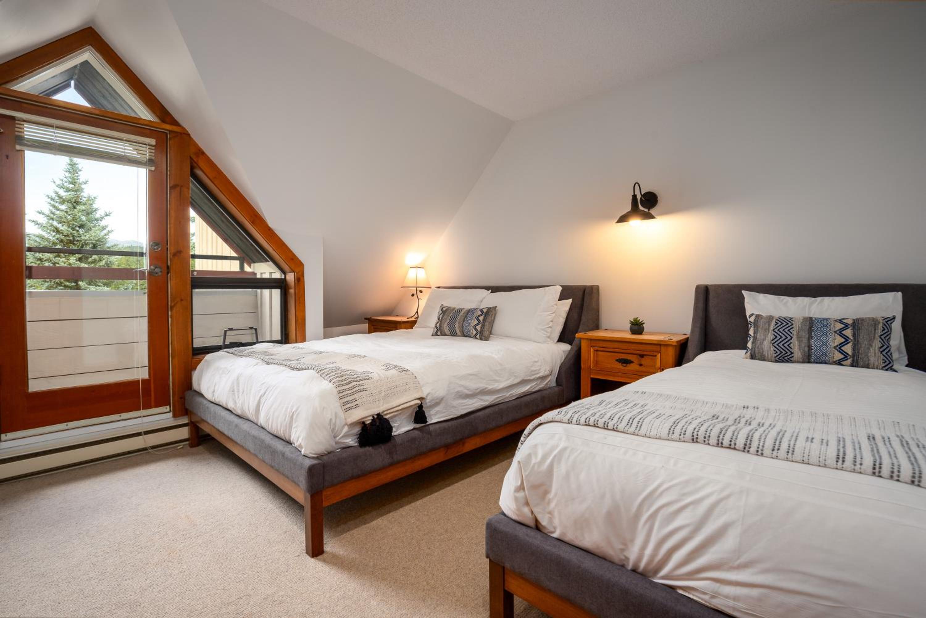 3BR in Snowberry, King Bed, Wood Burning Fireplace, Large Kitchen, Near Gondola