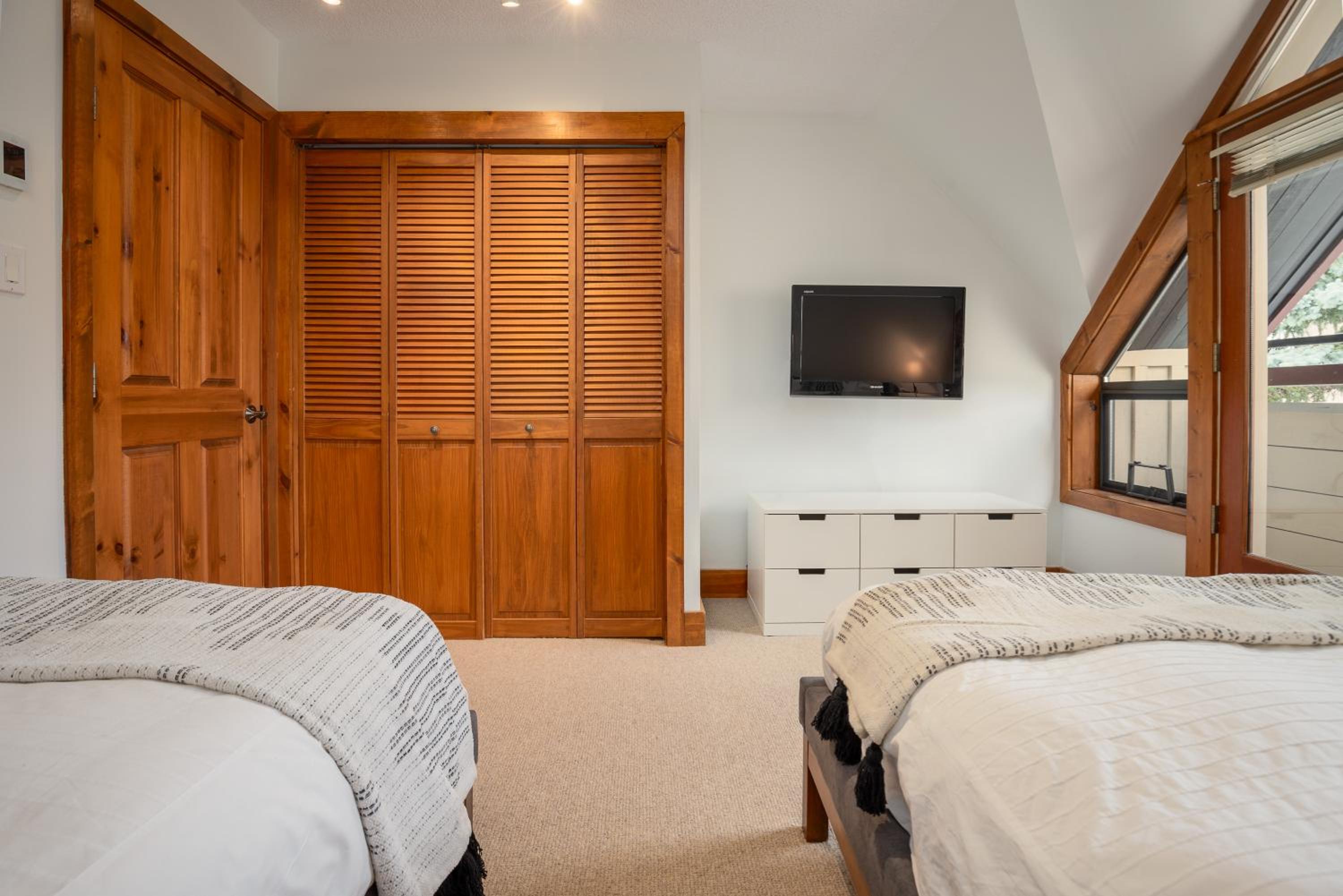 3BR in Snowberry, King Bed, Wood Burning Fireplace, Large Kitchen, Near Gondola