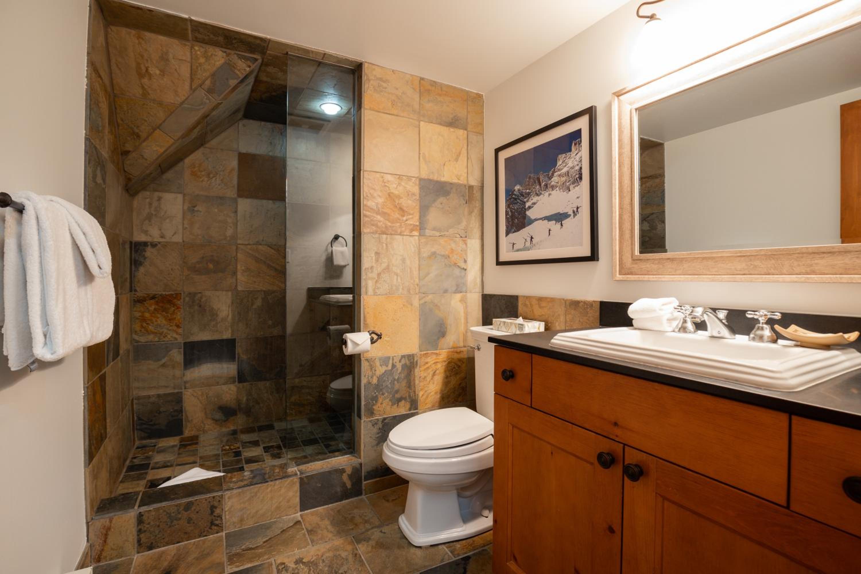 3BR in Snowberry, King Bed, Wood Burning Fireplace, Large Kitchen, Near Gondola