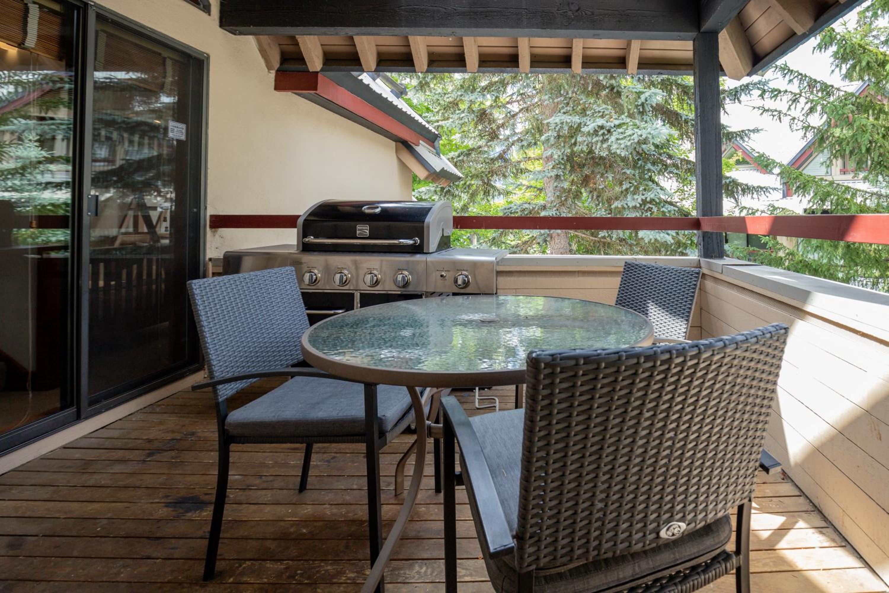 3BR in Snowberry, King Bed, Wood Burning Fireplace, Large Kitchen, Near Gondola