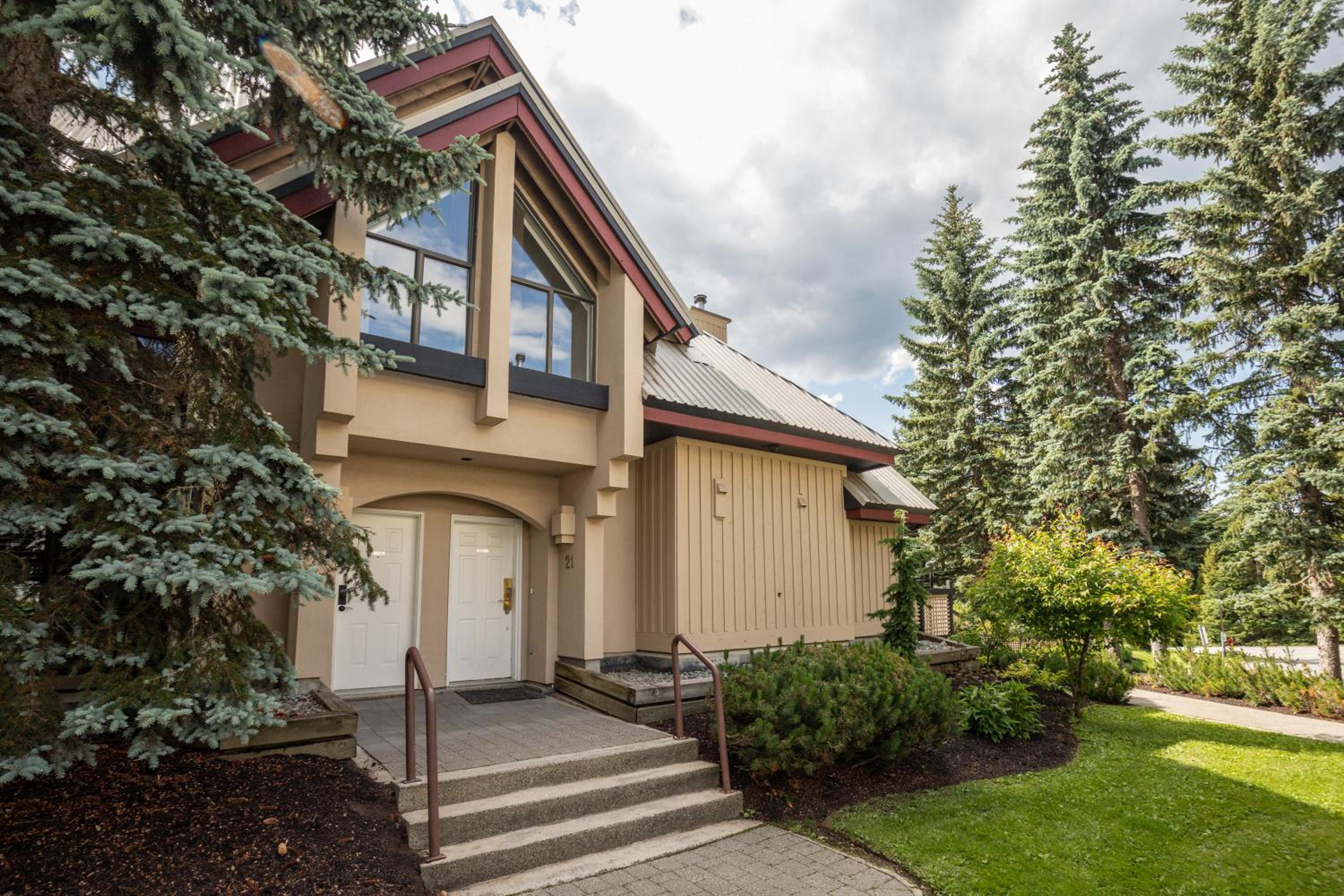 3BR in Snowberry, King Bed, Wood Burning Fireplace, Large Kitchen, Near Gondola