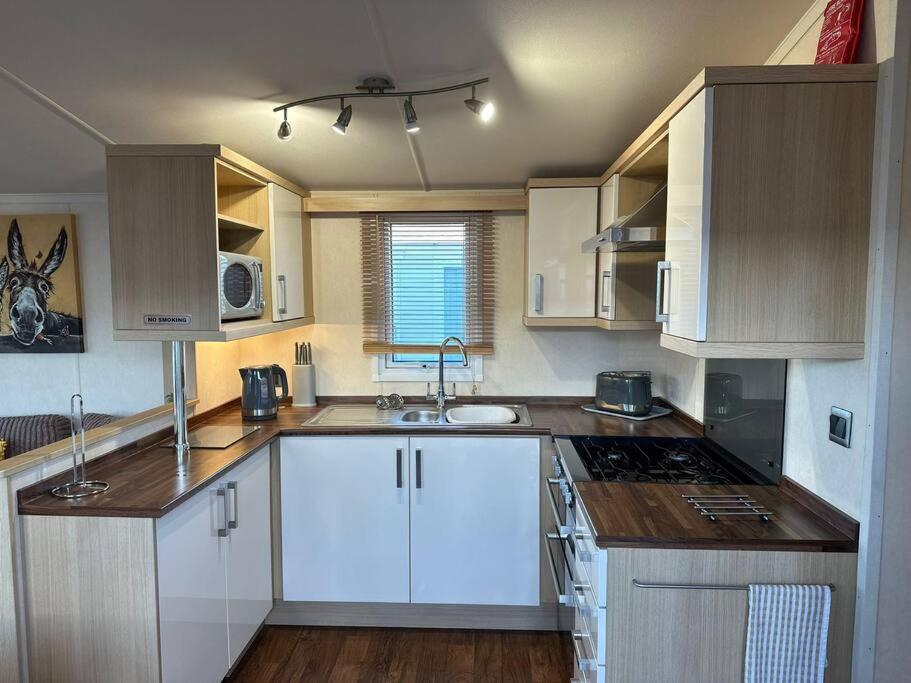 8 berth pet friendly caravan Lyons Robin Hood view 2