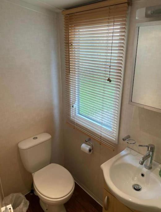 8 berth pet friendly caravan Lyons Robin Hood view 3