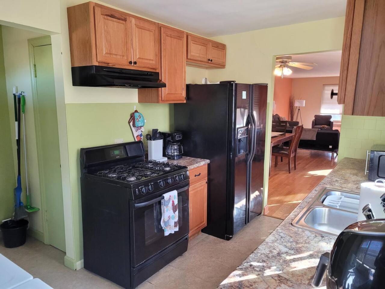 Great Chicago getaway 2 bedrooms Sleeps 1 to 4 view 2