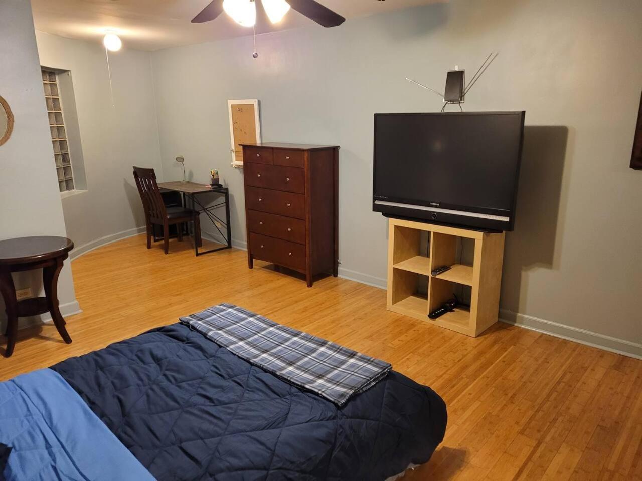 Great Chicago getaway 2 bedrooms Sleeps 1 to 4 view 3