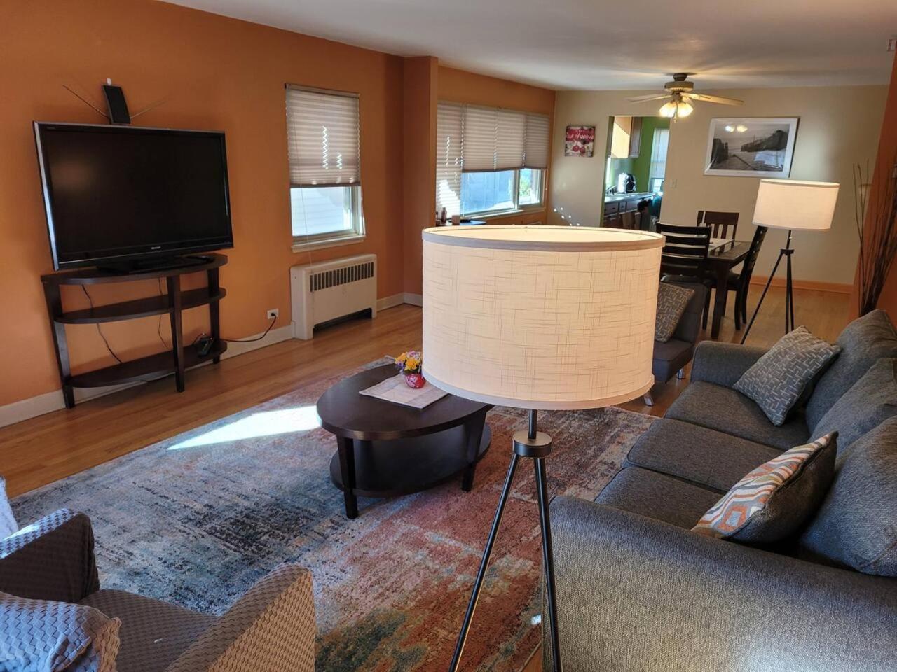 Great Chicago getaway 2 bedrooms Sleeps 1 to 4 view 4