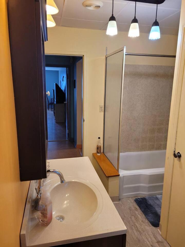 Great Chicago getaway 2 bedrooms Sleeps 1 to 4 view 5