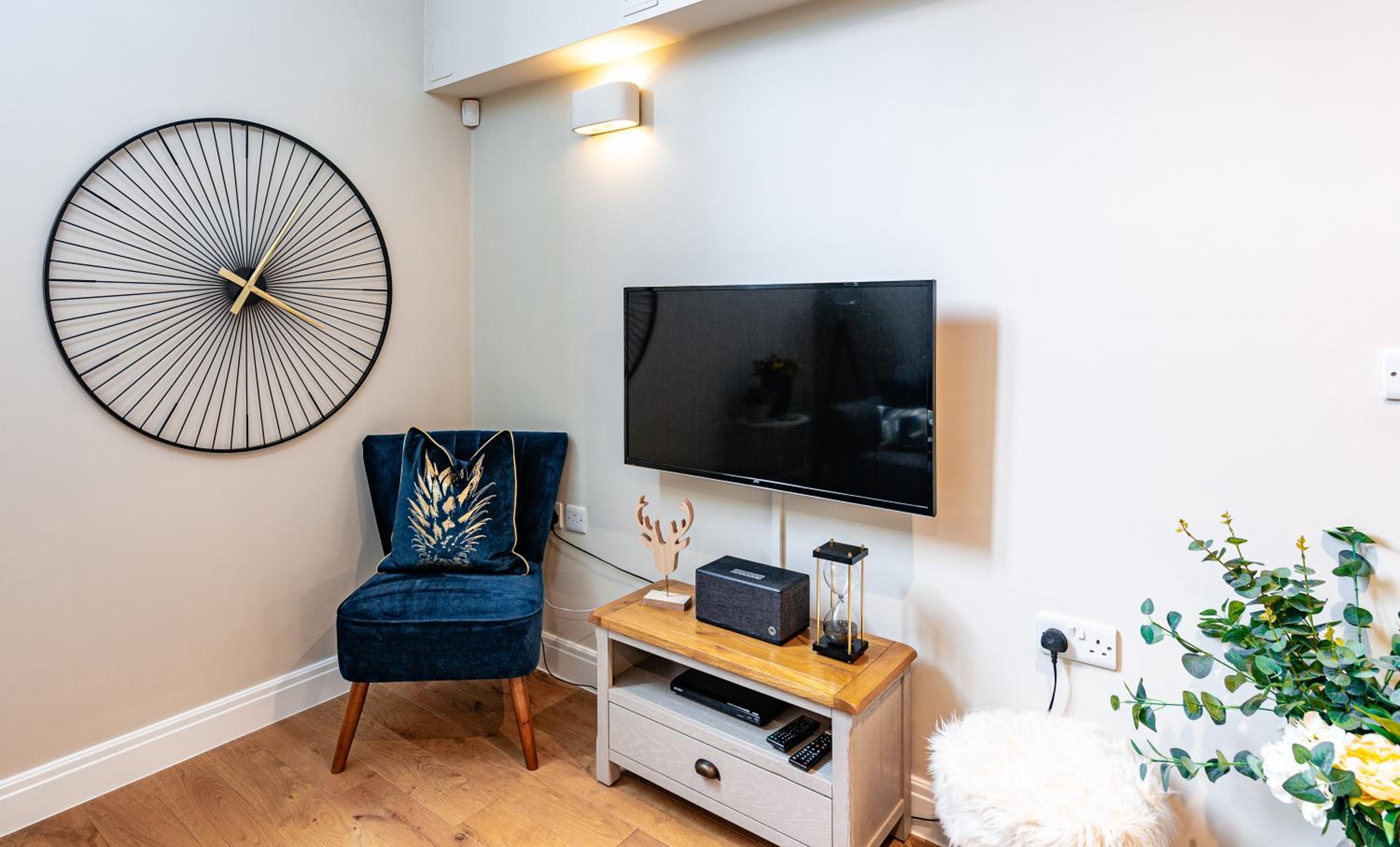 Stylish-Stays The Sanctuary, Stow-on-the-Wold -Luxurious Stylish, Grade II Listed Church conversion Workspace, centrally located view 4