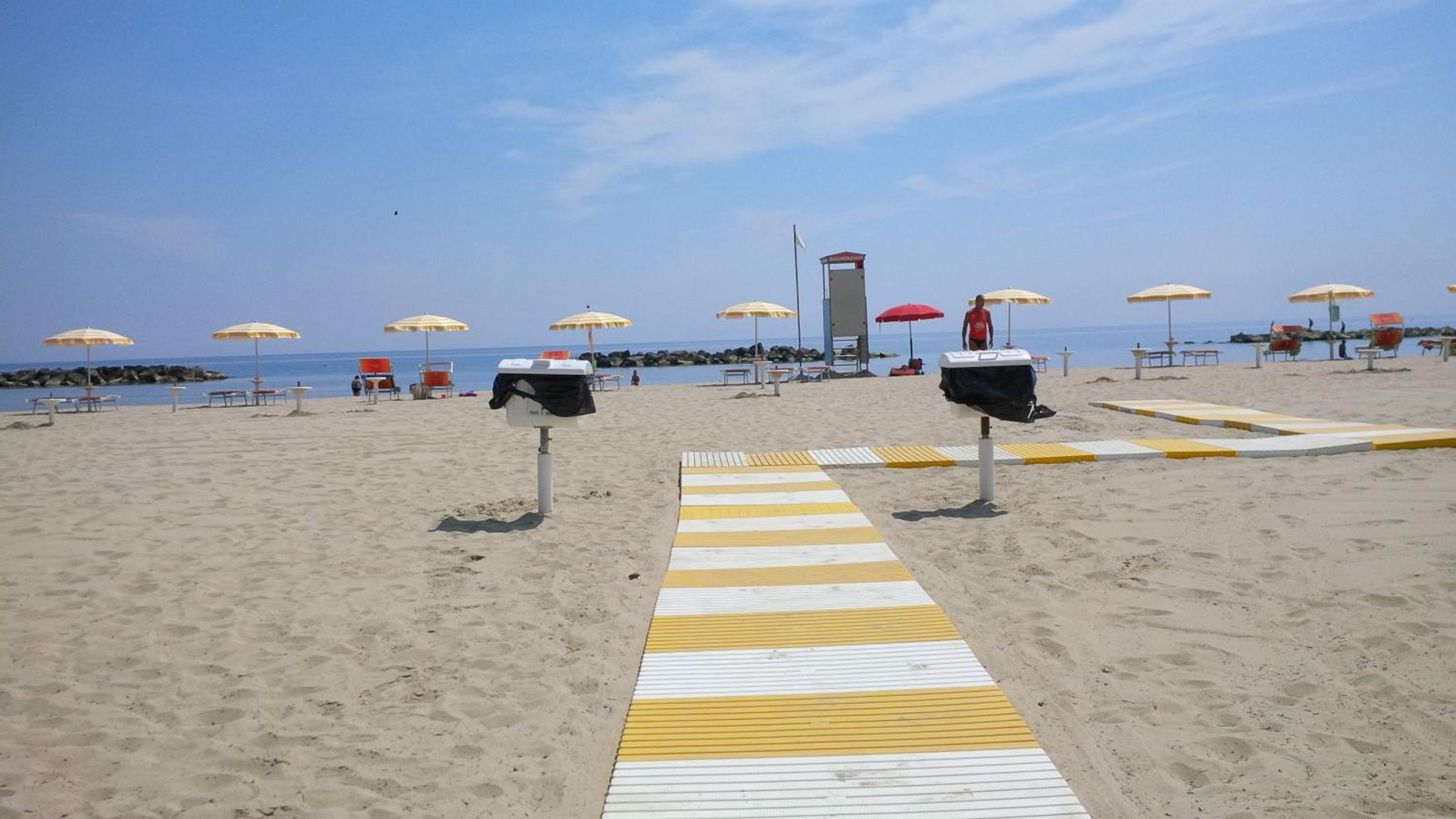 Hotel Rivadoro-Spiaggia ombrellone e lettini-Piscina-Parcheggio
