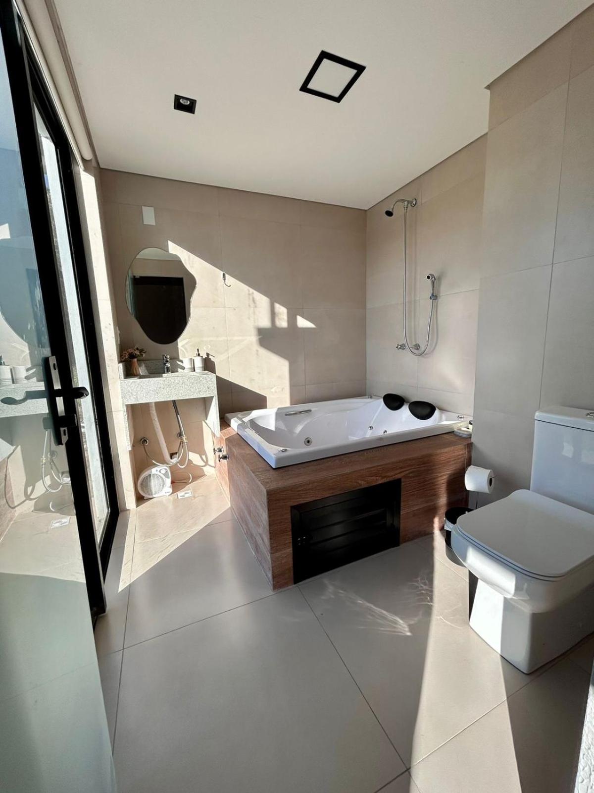 Casa Pôr do Sol com banheira de hidromassagem