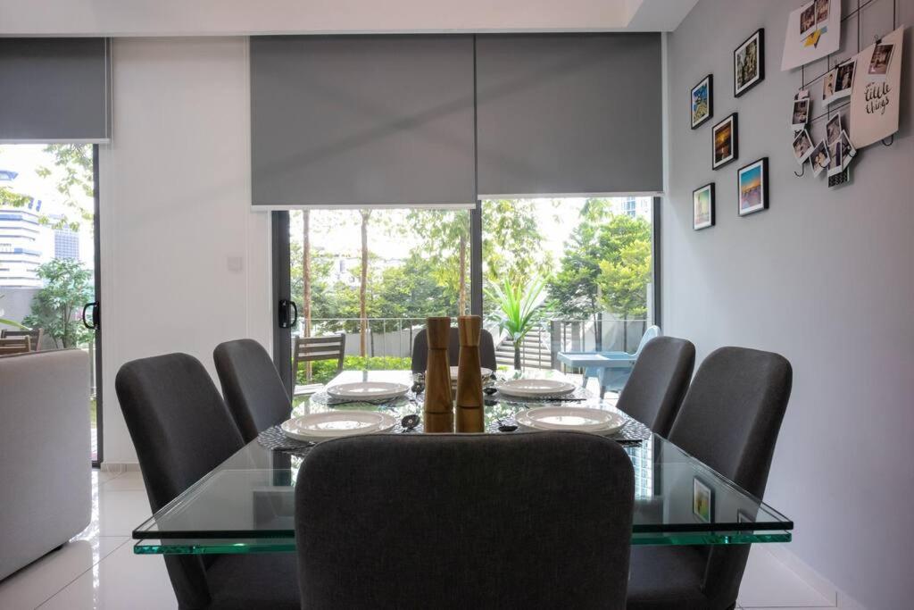 Feel like home 3BR Duplex Melina at The Robertson
