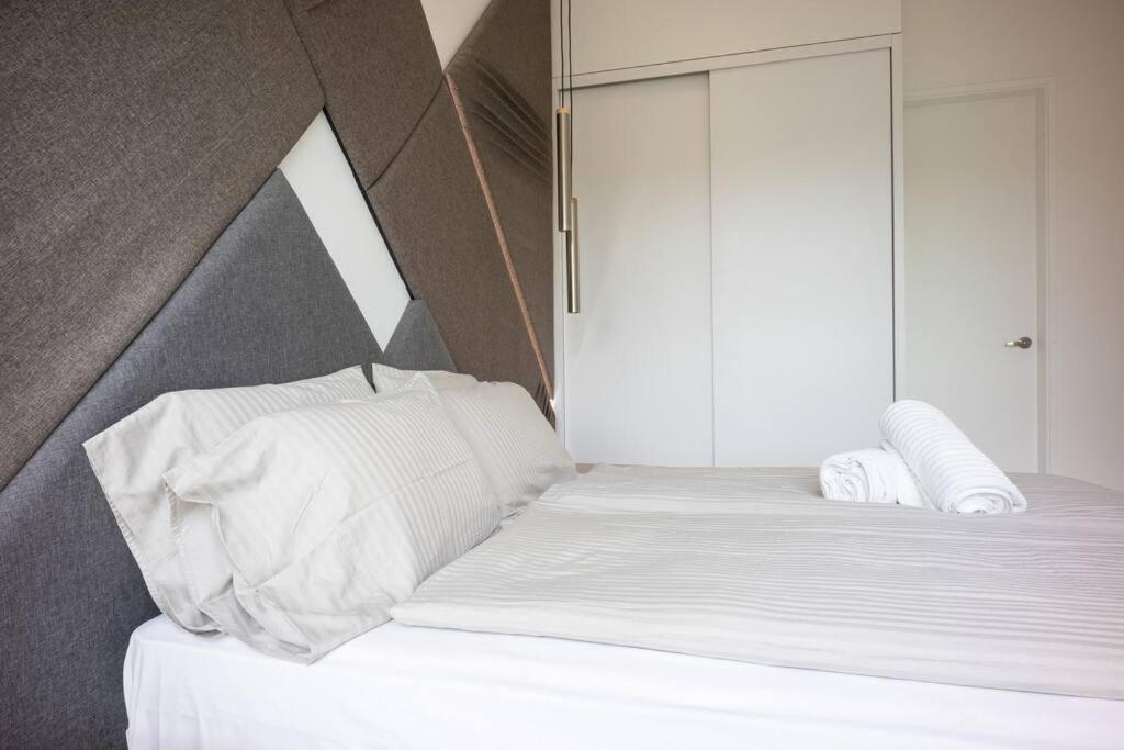 Feel like home 3BR Duplex Melina at The Robertson
