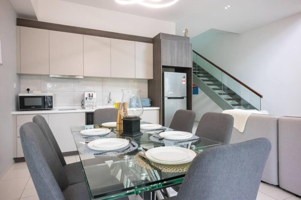 Feel like home 3BR Duplex Melina at The Robertson